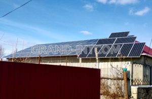 Общий вид. Две крыши с установленными солнечными панелями.