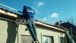 Выполнение работ по креплению профиля монтажного на крыше для установки солнечных панелей.