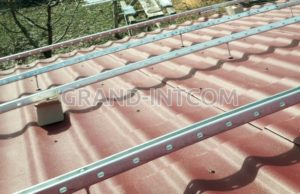 Установленный профиль на крыше.