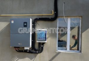 Установленный и подключенный сетевой инвертор.